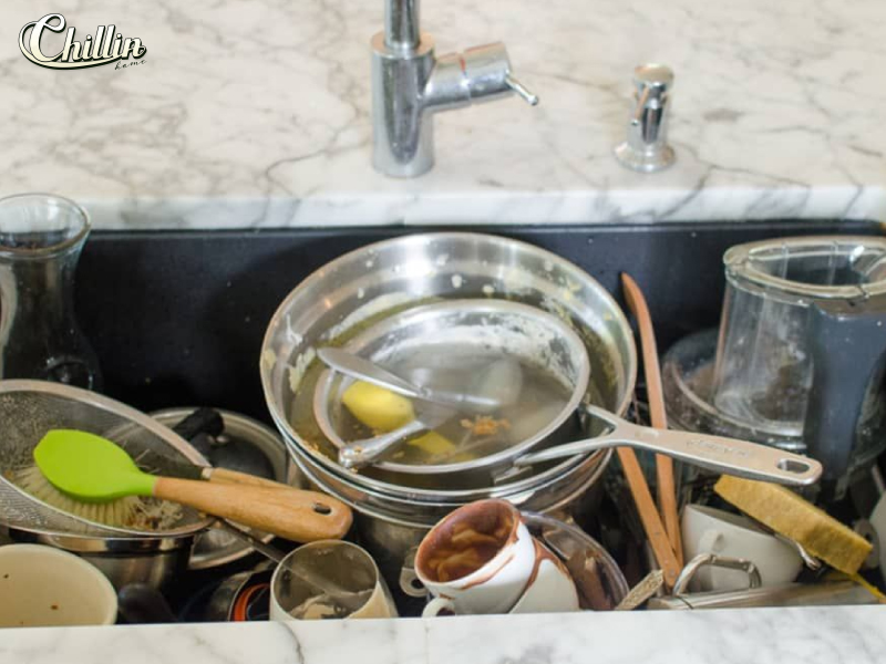 Bát đĩa luôn chồng chất trong bồn rửa gây nên sai lầm trong việc dọn dẹp căn bếp không đáng có