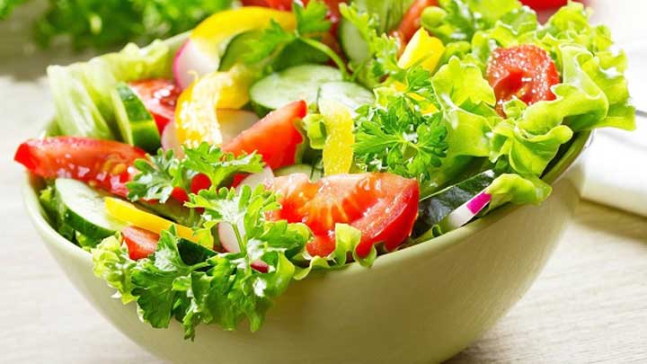 Giảm cân nên ăn vặt gì? Ăn salad cà chua