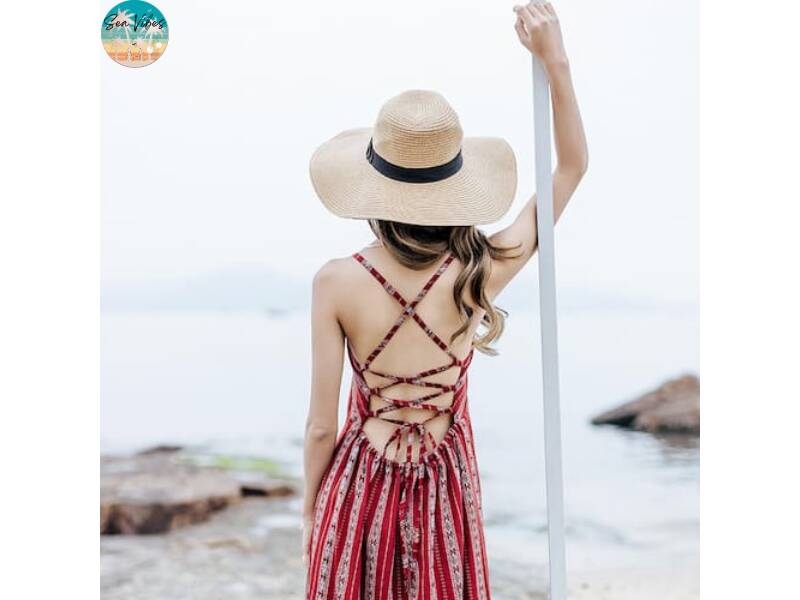 Sự kết hợp giữa váy đan dây và mũ cói - cách phối đồ đi biển hoàn hảo 
