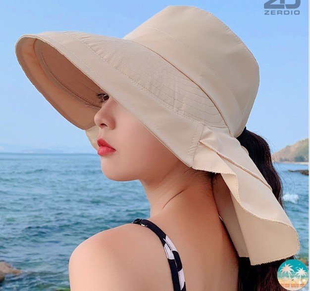Mũ đi biển là một món đồ hữu ích giúp che chắn khuôn mặt